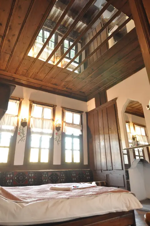 Ahşap tavan ayrıntısıyla oda görünümü