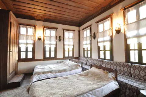 Bir odanın geniş pencereleri ve yatak görünümü